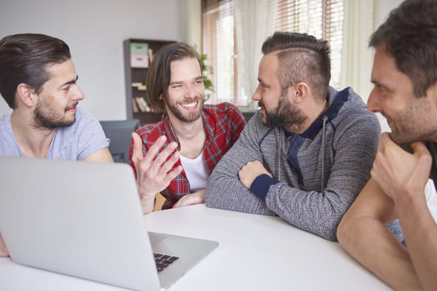 pessoas conversando em frente a um computador
