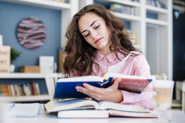 moça segurando livros de leitura