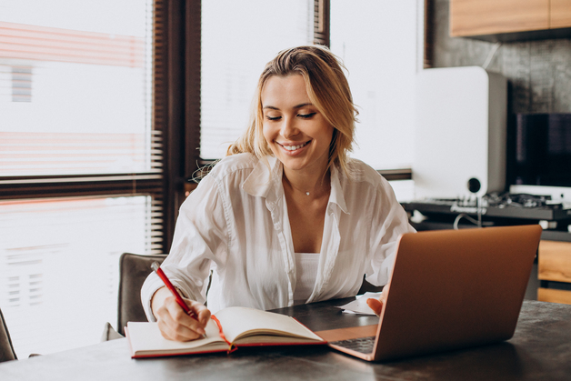 menina estudando e sorrindo para o computador