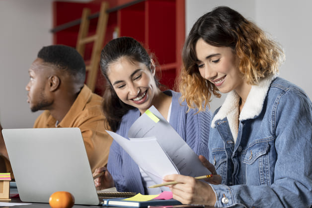 pessoas sorrindo pra computador e folha