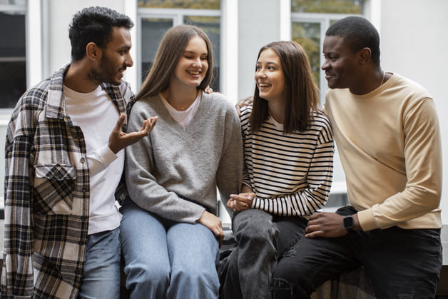 jovens conversando e sorrindo um para o outro